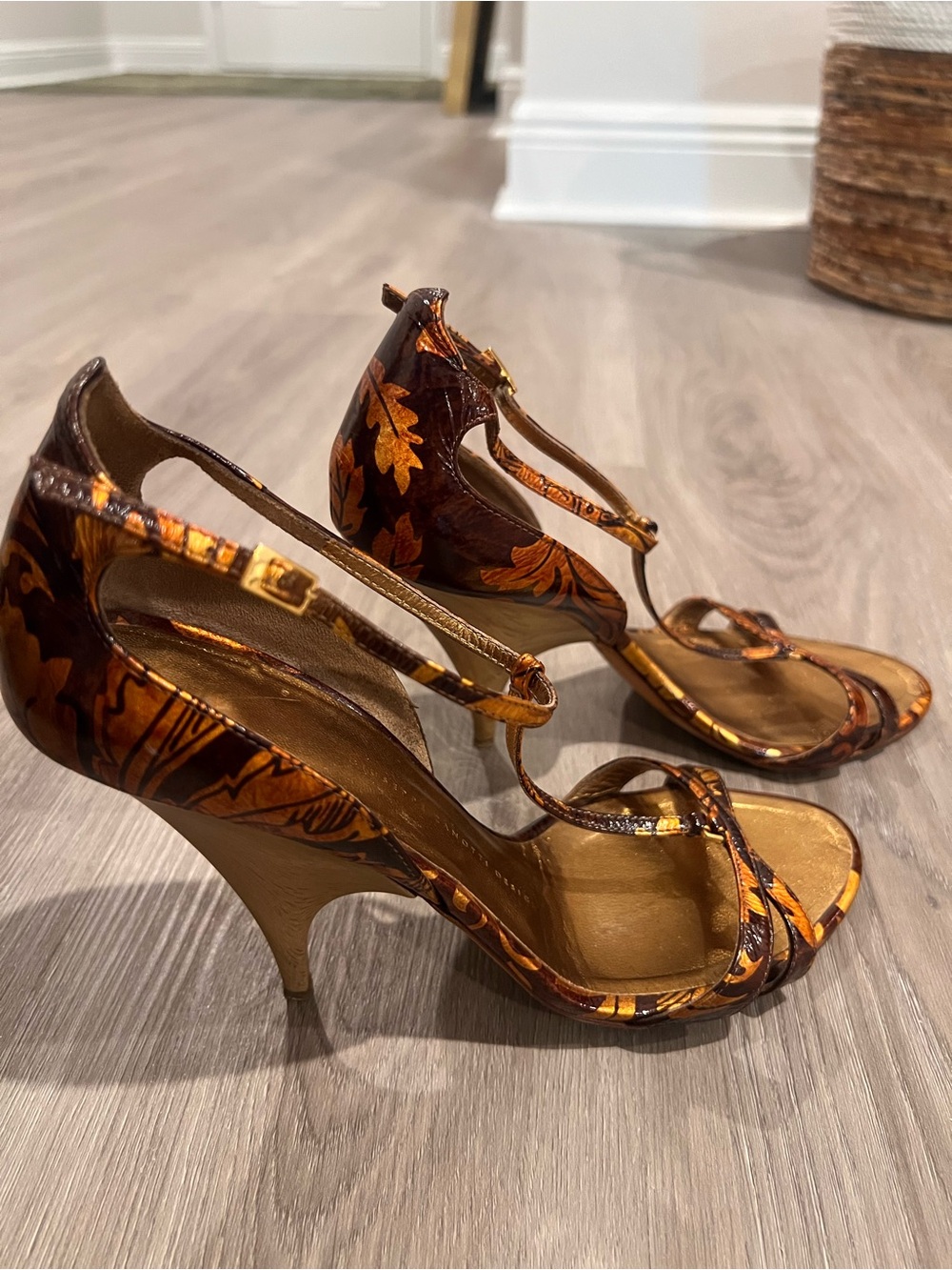 Giuseppe Zanotti Brown Floral T-Strap Heeled Sandals - Picture 14 of 14